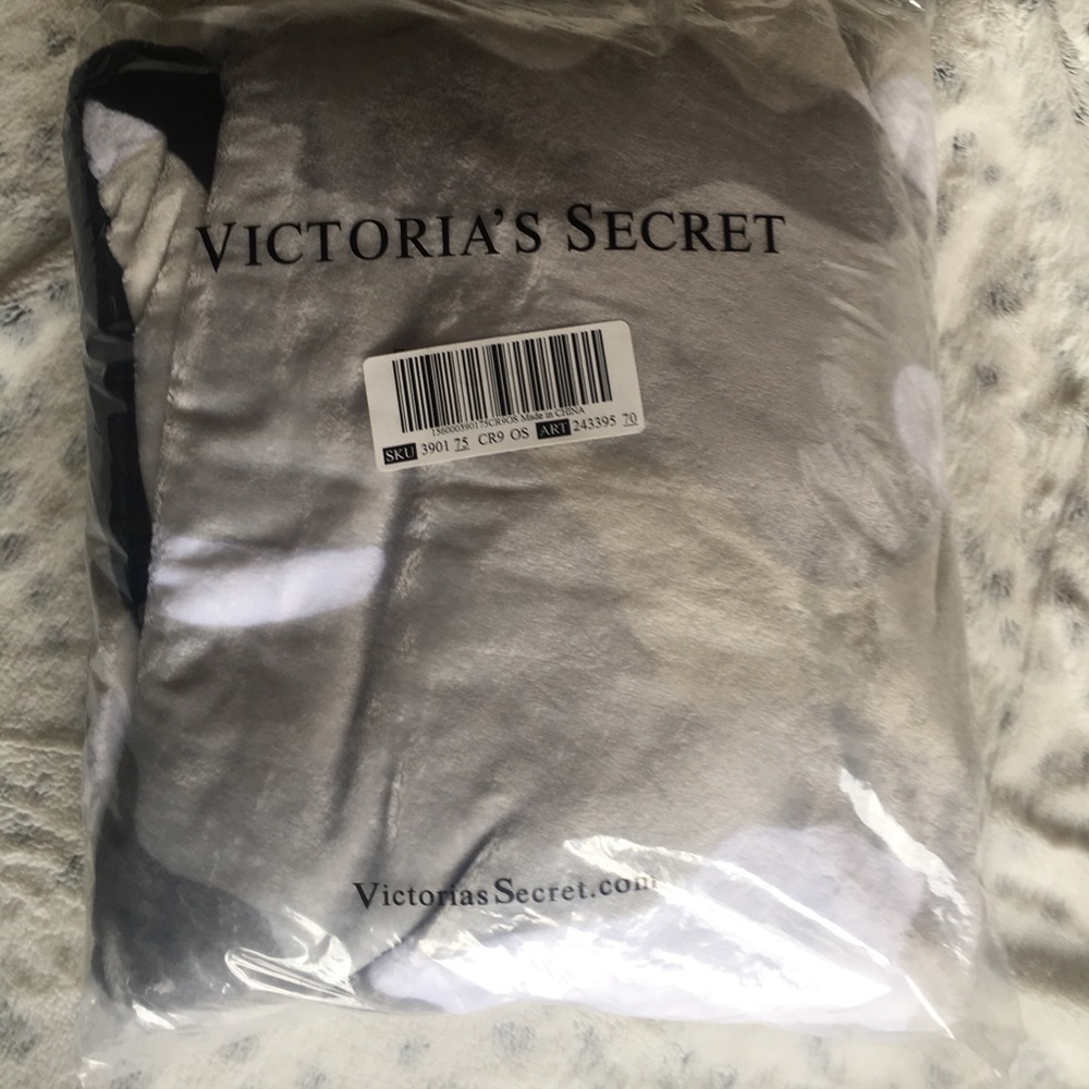 VS PINK Soft Camo Fleece Blanket - Picture 3 of 4